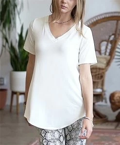 42POPS | Ivory V-Neck Short-Sleeve Hi-Low Top - Women